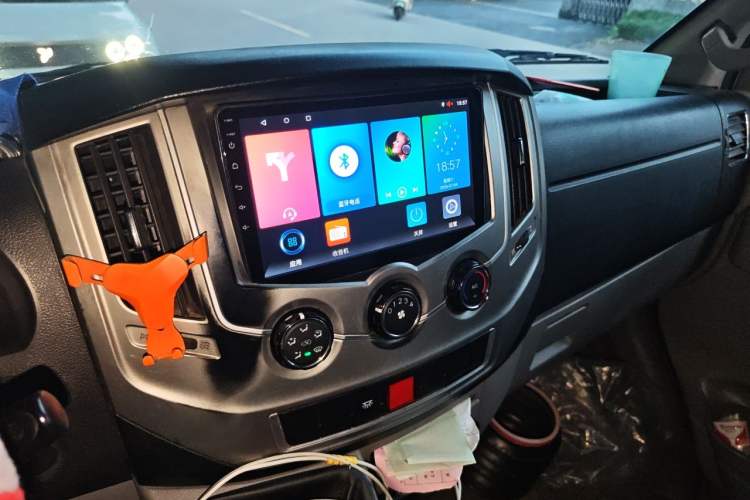 Used Dongfeng Yufeng 2021 2.5T V9 Value-Added Logistics Vehicle Short Wheelbase Mid-Roof Design 5-9 Seater China V Emission Standard ZD25 Audio And AC Panel