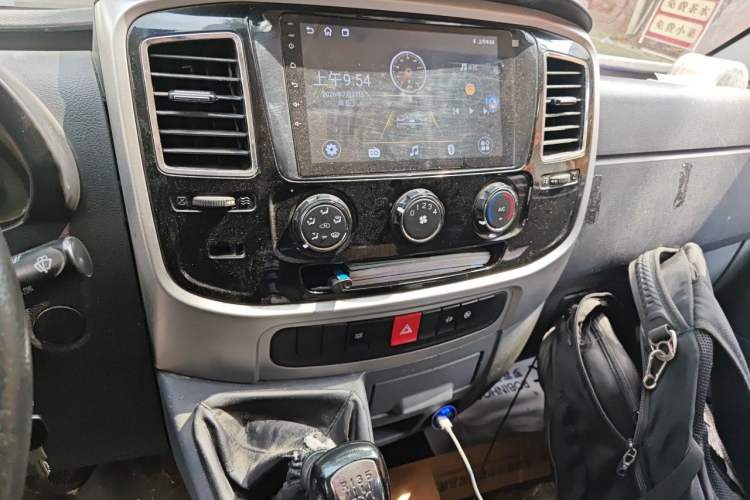 Used Dongfeng Yufeng 2021 2.3T Power King Front-Drive Logistics Van Long Wheelbase Mid-Roof 6–9 Seats China VI Standard M9T Audio And AC Panel