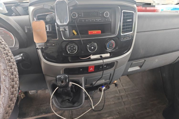 Used Dongfeng Yufeng 2021 2.3T Power King Front-Drive Logistics Van Long Wheelbase Mid-Roof 6–9 Seats China VI Standard M9T Audio And AC Panel