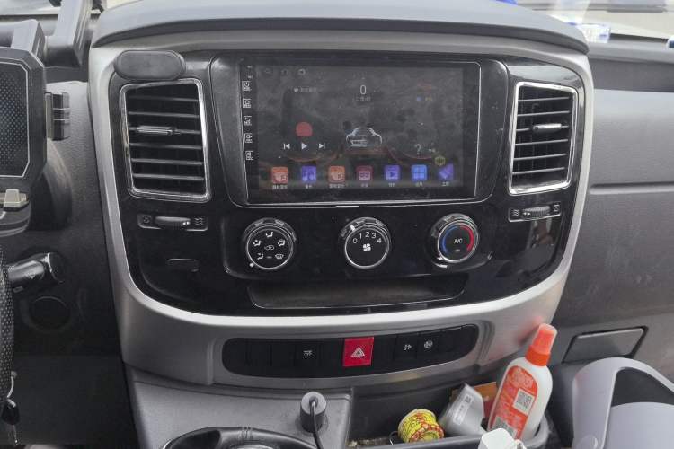 Used Dongfeng Yufeng 2021 2.3T Power King Rear-Drive Van Long Wheelbase High Roof Dual Rear Tires 3-Seater China VI Standard M9T Audio And AC Panel
