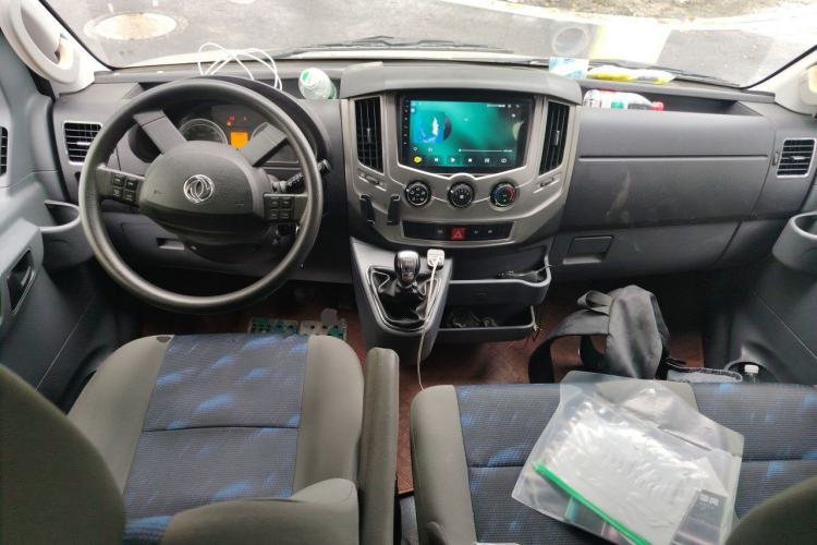 Used Dongfeng Yufeng 2021 2.4T Rear-Drive Logistics Vehicle Short Wheelbase Mid-Roof Design 5–9 Seater China VI Emission Standard Model YCY24140-60 Center Console