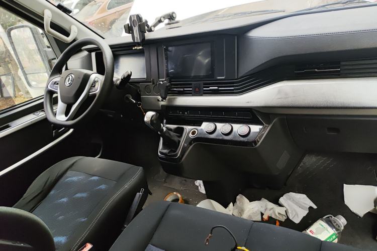 Used Dongfeng Yufeng 2021 2.0T Value Edition Van Long Wheelbase High Roof 3-Seater China VI Standard D20 Center Console