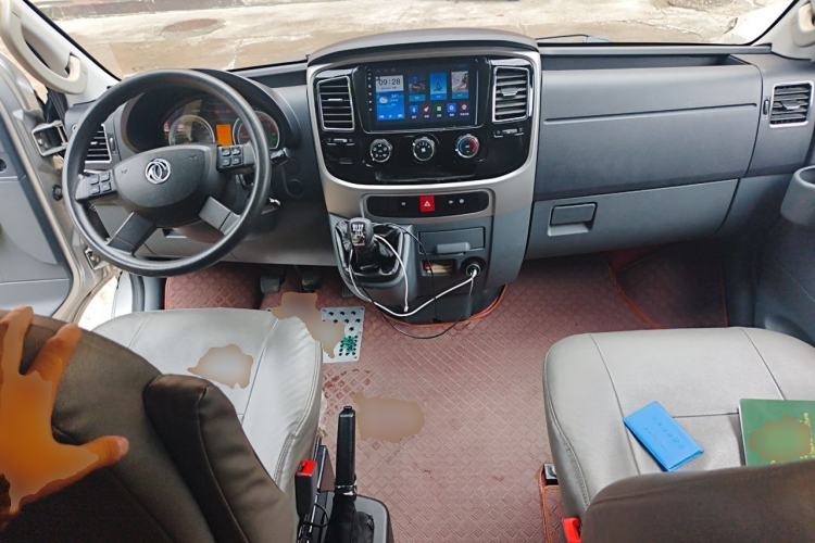 Used Dongfeng Yufeng 2021 2.3T Front-Drive Logistics Vehicle Short Wheelbase Mid-Roof 5-9 Seater China VI Standard M9T Center Console