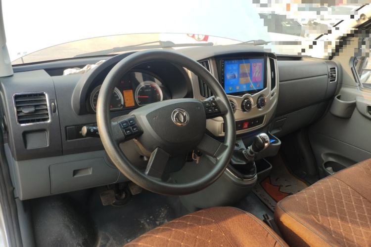 Used Dongfeng Yufeng 2021 2.0T Rear-Drive Logistics Vehicle Short Wheelbase Mid-Roof 5-9 Seaters China VI Standard D20 Center Console