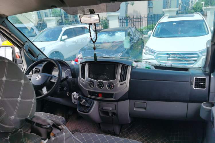 Used Dongfeng Yufeng 2021 2.3T V9 Logistics Vehicle Long Wheelbase Mid-Roof Design 6-9 Seats China V Emission Standard WP2.3 Center Console