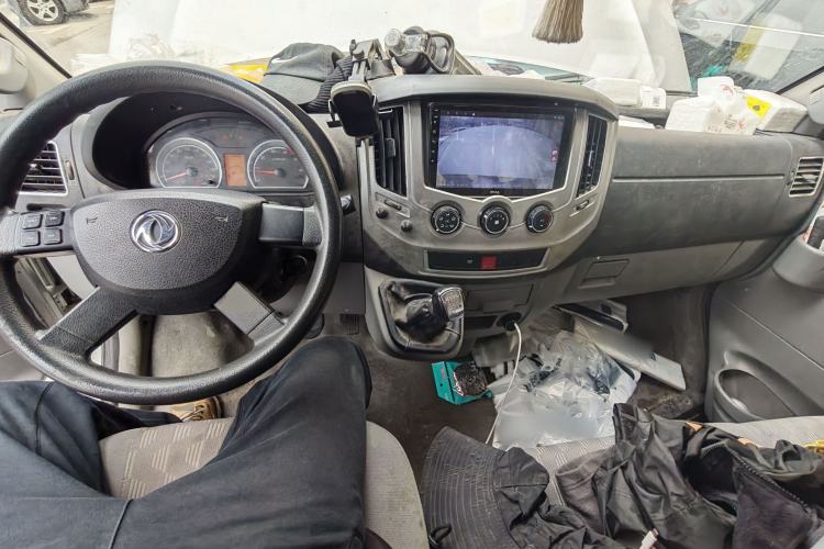 Used Dongfeng Yufeng 2021 2.3T V9 Logistics Vehicle Short Wheelbase Mid-Roof Design 5-9 Seater China V Emission Standard WP2.3 Center Console