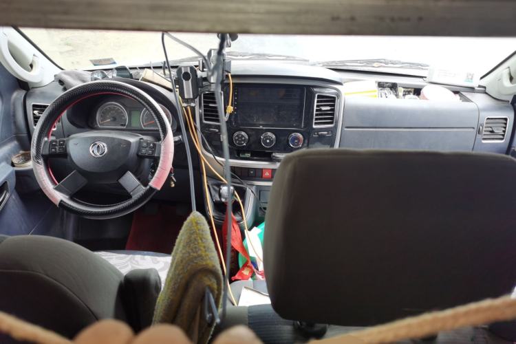Used Dongfeng Yufeng 2021 2.0T Power King Front-Drive Logistics Vehicle Long Wheelbase Mid-Roof Design 6–9 Seats China VI Emission Standard ZD20 Center Console