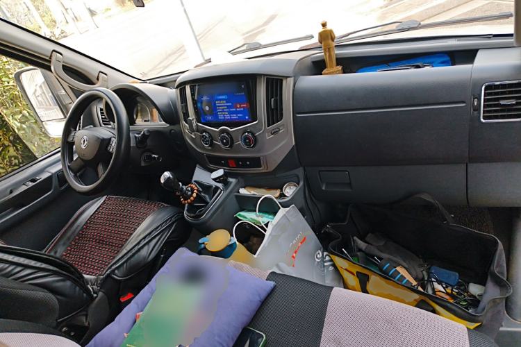 Used Dongfeng Yufeng 2021 2.4T Rear-Drive Logistics Vehicle Long Wheelbase High Roof Dual Rear Tires 6–9 Seats China VI Emission Standard YCY24140-60 Center Console