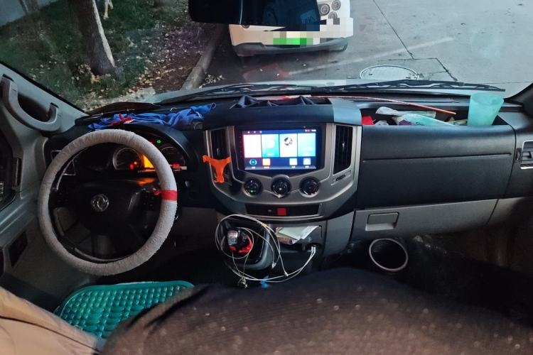 Used Dongfeng Yufeng 2021 2.5T V9 Value-Added Logistics Vehicle Short Wheelbase Mid-Roof Design 5-9 Seater China V Emission Standard ZD25 Center Console
