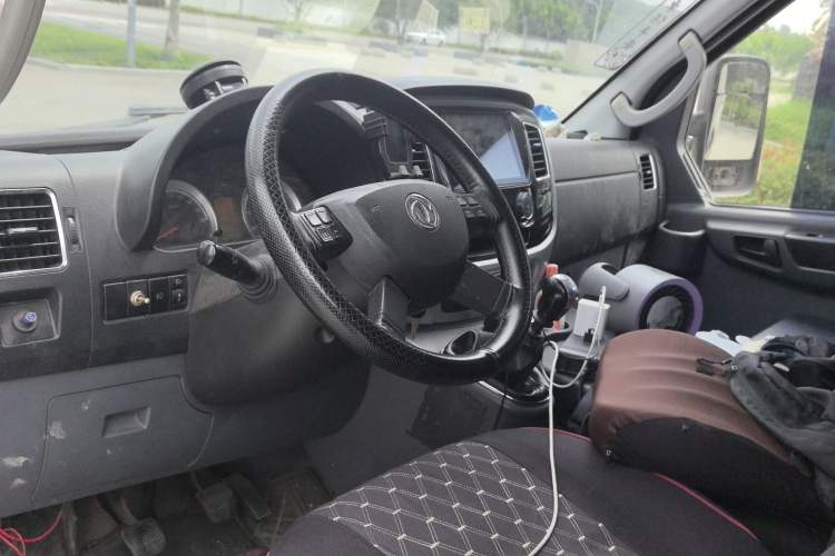 Used Dongfeng Yufeng 2021 2.3T Power King Rear-Drive Van Long Wheelbase High Roof Dual Rear Tires 3-Seater China VI Standard M9T Center Console