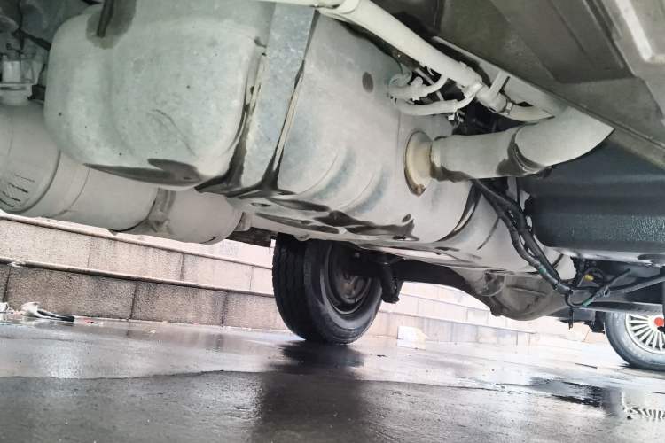 Used Dongfeng Yufeng 2021 2.0T Rear-Drive Logistics Vehicle Short Wheelbase Mid-Roof 5-9 Seaters China VI Standard D20 Chassis Front Left
