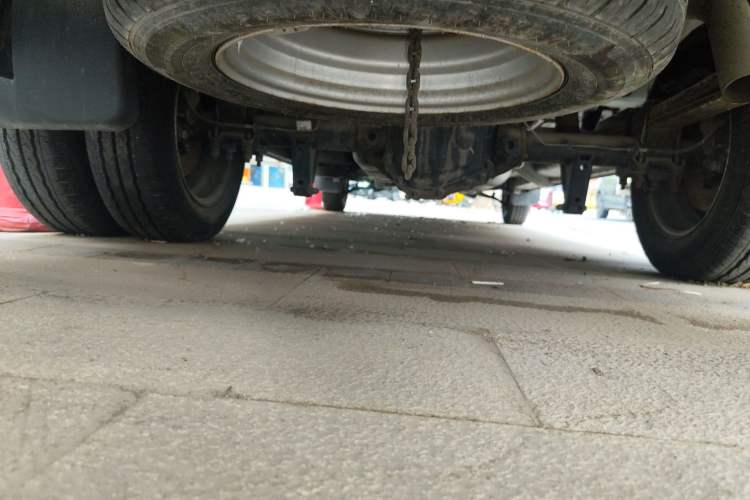 Used Dongfeng Yufeng 2021 2.4T Rear-Drive Van Long Wheelbase High Roof Dual Rear Tires 3-Seater China VI Emission Standard YCY24140-60 Chassis Rear