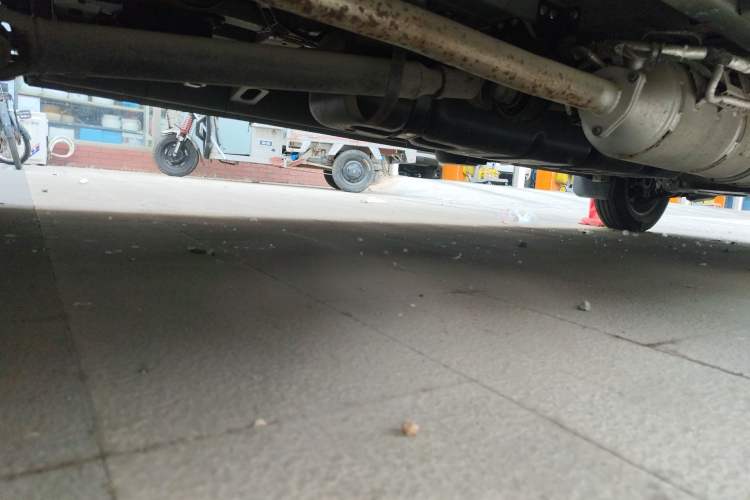 Used Dongfeng Yufeng 2021 2.4T Rear-Drive Van Long Wheelbase High Roof Dual Rear Tires 3-Seater China VI Emission Standard YCY24140-60 Chassis Rear Right