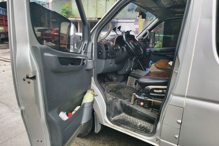 Used Dongfeng Yufeng 2021 2.3T Power King Front-Drive Logistics Van Long Wheelbase High Roof 6-9 Seats China VI Standard M9T Driver Seat