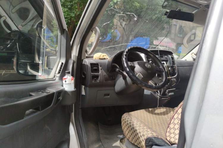 Used Dongfeng Yufeng 2021 2.0T Power King Front-Drive Logistics Vehicle Long Wheelbase Mid-Roof Design 6–9 Seats China VI Emission Standard ZD20 Driver Seat
