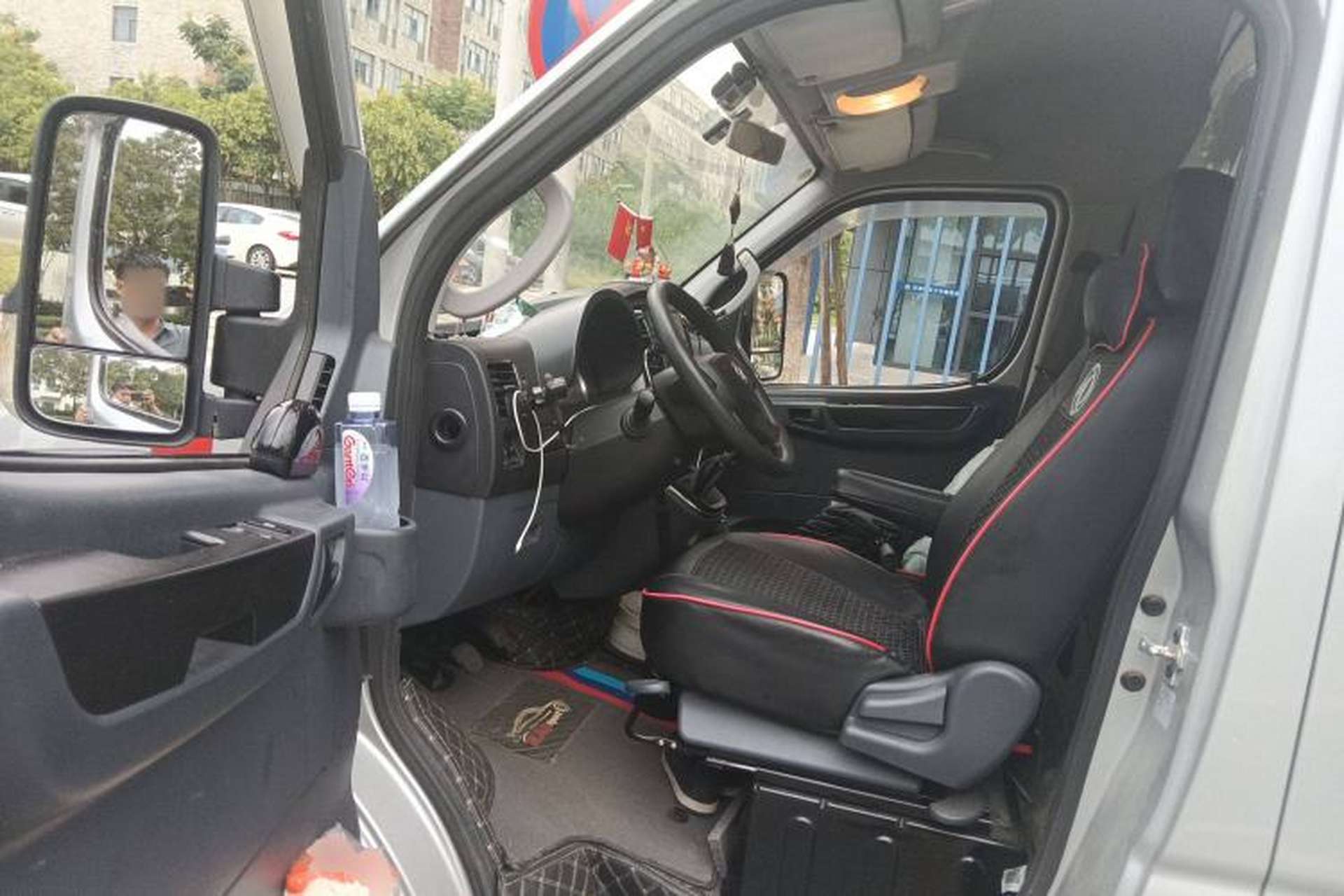 Used Dongfeng Yufeng 2021 2.0T Power King Front-Drive Logistics Vehicle Long Wheelbase Mid-Roof Design 6–9 Seats China VI Emission Standard ZD20 Driver Seat