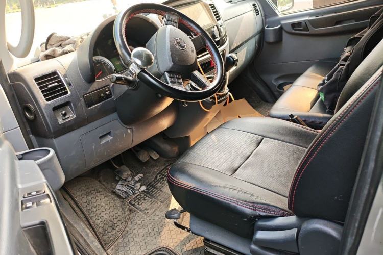 Used Dongfeng Yufeng 2021 2.0T Power King Front-Drive Logistics Vehicle Long Wheelbase High Roof 6-9 Seats China VI ZD20 Driver Seat
