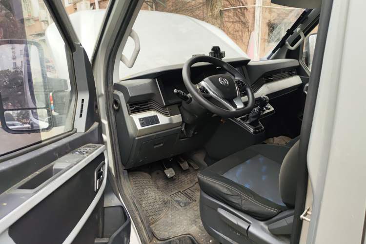 Used Dongfeng Yufeng 2021 2.0T Value Edition Van Long Wheelbase High Roof 3-Seater China VI Standard D20 Driver Seat