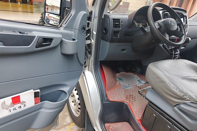 Used Dongfeng Yufeng 2021 2.3T Front-Drive Logistics Vehicle Short Wheelbase Mid-Roof 5-9 Seater China VI Standard M9T Driver Seat