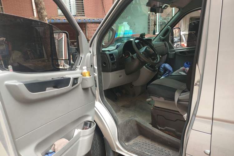 Used Dongfeng Yufeng 2021 2.3T V9 Logistics Vehicle Short Wheelbase Low Roof 5-9 Seater China V Emission Standard WP2.3 Driver Seat