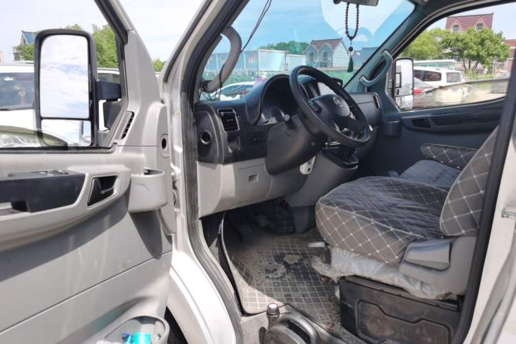 Used Dongfeng Yufeng 2021 2.3T V9 Logistics Vehicle Long Wheelbase Mid-Roof Design 6-9 Seats China V Emission Standard WP2.3 Driver Seat