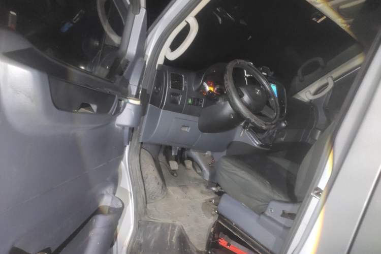 Used Dongfeng Yufeng 2021 2.3T Power King Front-Drive Van Long Wheelbase Mid-Roof 3-Seater China VI Standard M9T Driver Seat