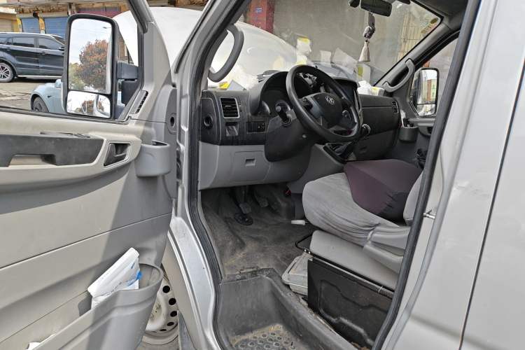 Used Dongfeng Yufeng 2021 2.3T V9 Logistics Vehicle Short Wheelbase Mid-Roof Design 5-9 Seater China V Emission Standard WP2.3 Driver Seat