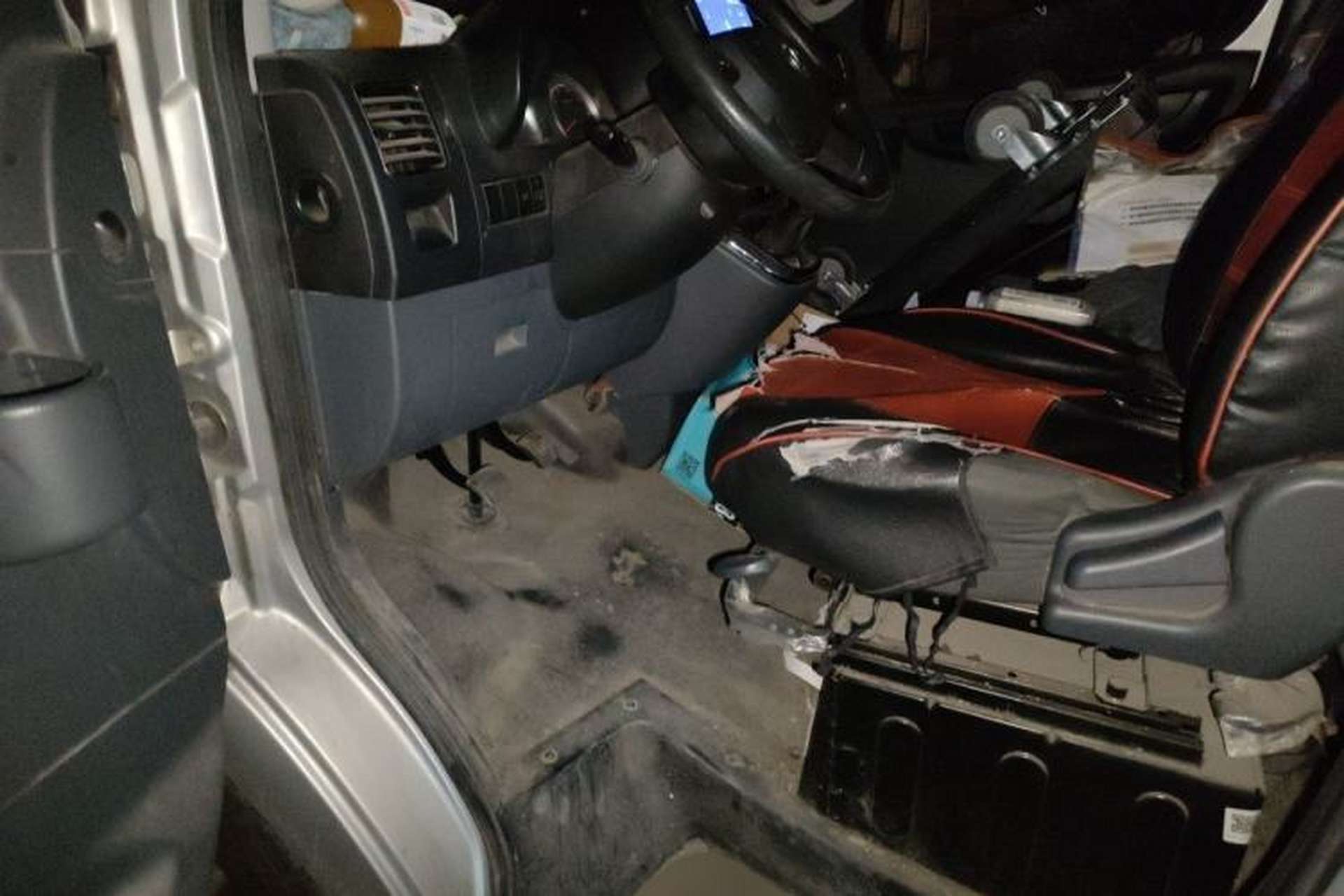 Used Dongfeng Yufeng 2021 2.0T Power King Front-Drive Logistics Van Short Wheelbase Low Roof 5-9 Seater China VI Emission Standard ZD20 Driver Seat