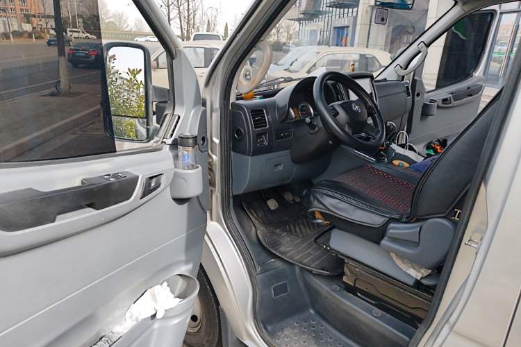 Used Dongfeng Yufeng 2021 2.4T Rear-Drive Logistics Vehicle Long Wheelbase High Roof Dual Rear Tires 6–9 Seats China VI Emission Standard YCY24140-60 Driver Seat