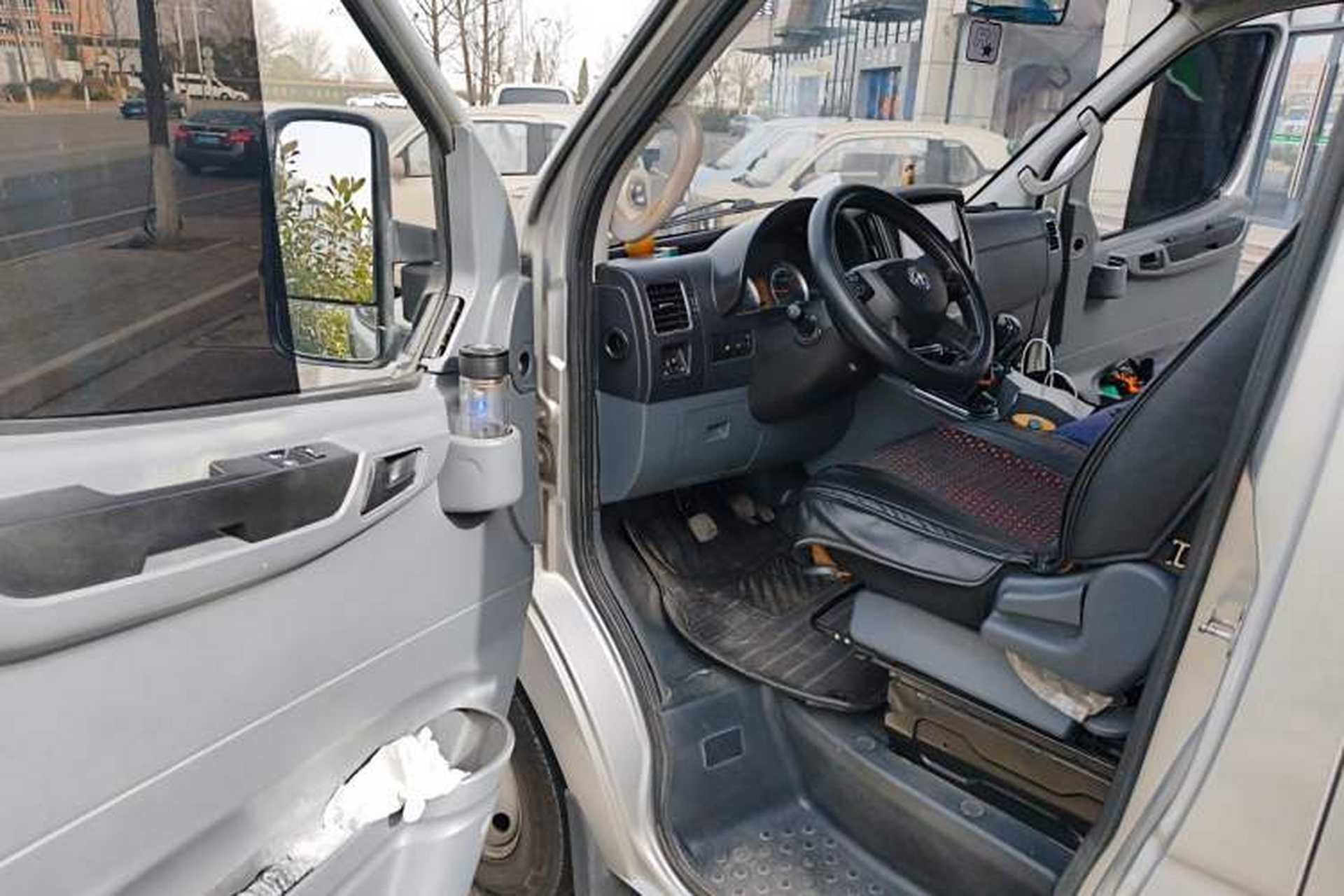 Used Dongfeng Yufeng 2021 2.4T Rear-Drive Logistics Vehicle Long Wheelbase High Roof Dual Rear Tires 6–9 Seats China VI Emission Standard YCY24140-60 Driver Seat