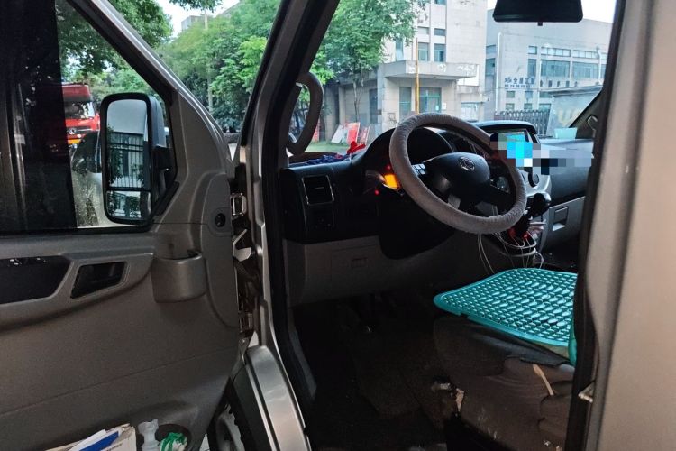 Used Dongfeng Yufeng 2021 2.5T V9 Value-Added Logistics Vehicle Short Wheelbase Mid-Roof Design 5-9 Seater China V Emission Standard ZD25 Driver Seat