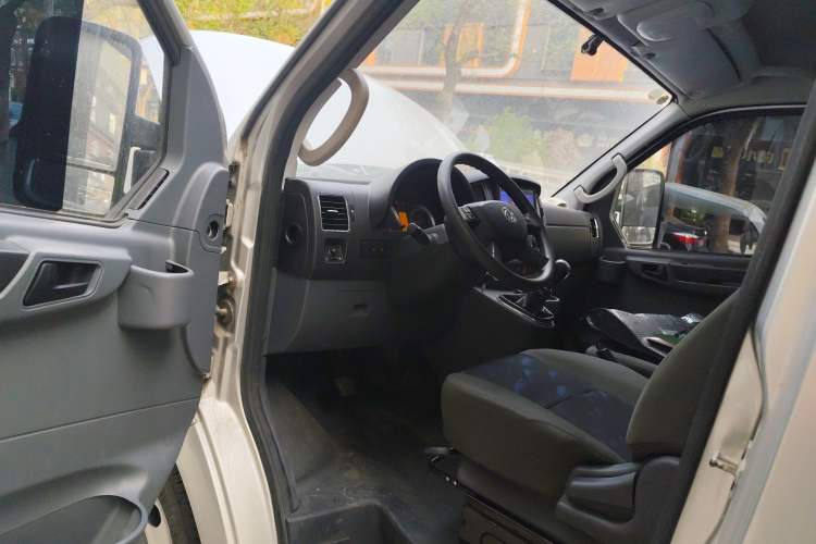 Used Dongfeng Yufeng 2021 2.4T Rear-Drive Van Long Wheelbase High Roof Dual Rear Tires 3-Seater China VI Emission Standard YCY24140-60 Driver Seat