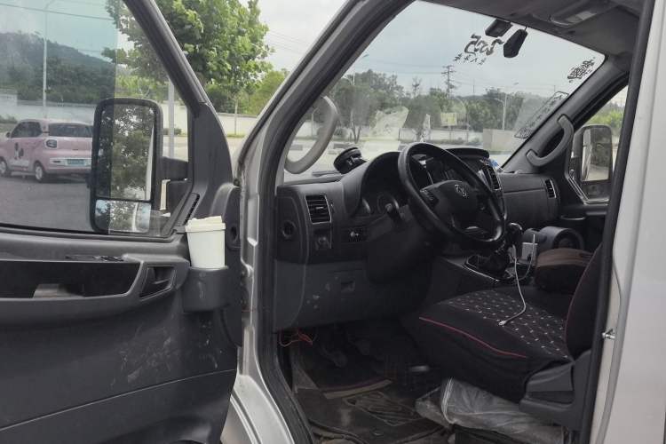 Used Dongfeng Yufeng 2021 2.3T Power King Rear-Drive Van Long Wheelbase High Roof Dual Rear Tires 3-Seater China VI Standard M9T Driver Seat