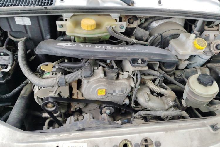 Used Dongfeng Yufeng 2021 2.4T Rear-Drive Logistics Vehicle Short Wheelbase Mid-Roof Design 5–9 Seater China VI Emission Standard Model YCY24140-60 Engine Bay