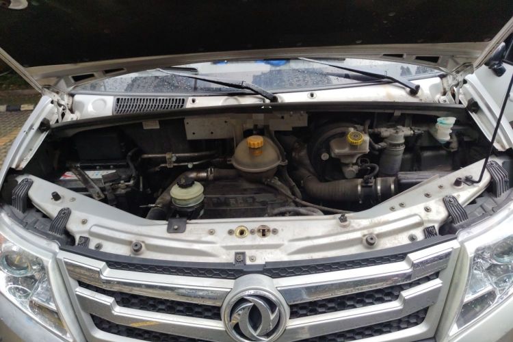 Used Dongfeng Yufeng 2021 2.0T Power King Front-Drive Logistics Vehicle Long Wheelbase Mid-Roof Design 6–9 Seats China VI Emission Standard ZD20 Engine Bay