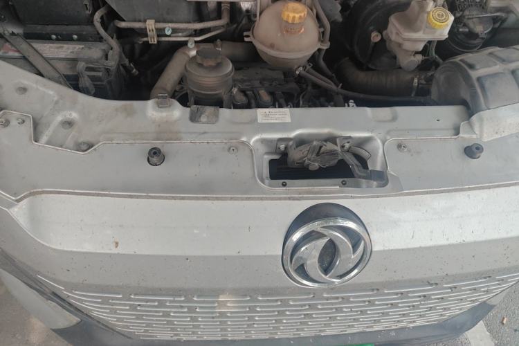 Used Dongfeng Yufeng 2021 2.0T Value Edition Van Long Wheelbase Mid-Roof 3-Seater China VI Standard D20 Engine Bay