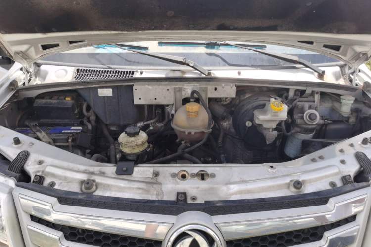 Used Dongfeng Yufeng 2021 2.3T V9 Logistics Vehicle Long Wheelbase Mid-Roof Design 6-9 Seats China V Emission Standard WP2.3 Engine Bay