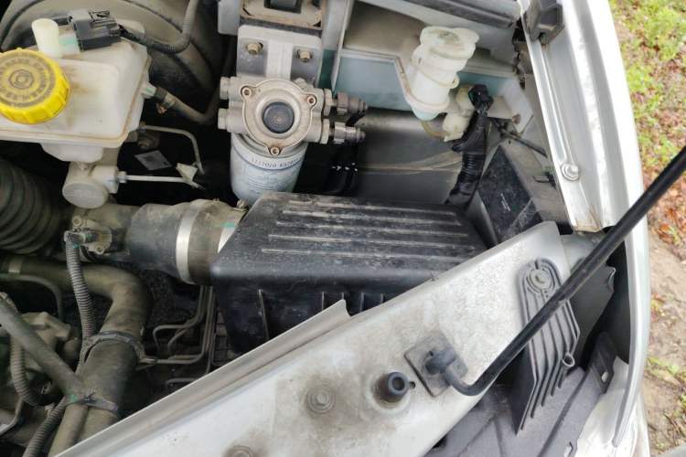 Used Dongfeng Yufeng 2021 2.4T Rear-Drive Logistics Vehicle Short Wheelbase Mid-Roof Design 5–9 Seater China VI Emission Standard Model YCY24140-60 Engine Bay Left