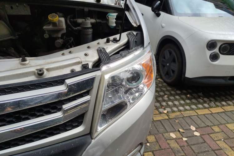 Used Dongfeng Yufeng 2021 2.0T Power King Front-Drive Logistics Vehicle Long Wheelbase Mid-Roof Design 6–9 Seats China VI Emission Standard ZD20 Engine Bay Left