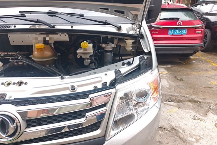 Used Dongfeng Yufeng 2021 2.3T Front-Drive Logistics Vehicle Short Wheelbase Mid-Roof 5-9 Seater China VI Standard M9T Engine Bay Left