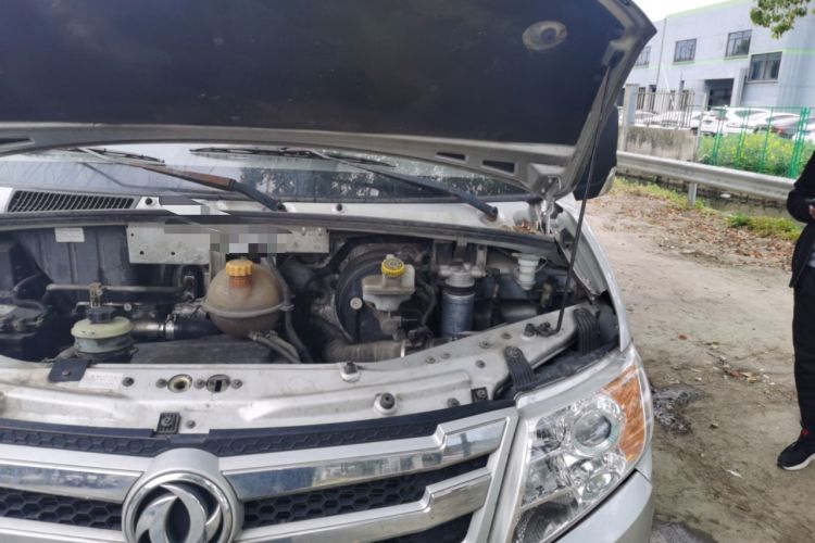 Used Dongfeng Yufeng 2021 2.0T Power King Front-Drive Logistics Vehicle Long Wheelbase Mid-Roof Design 6–9 Seats China VI Emission Standard ZD20 Engine Bay Left