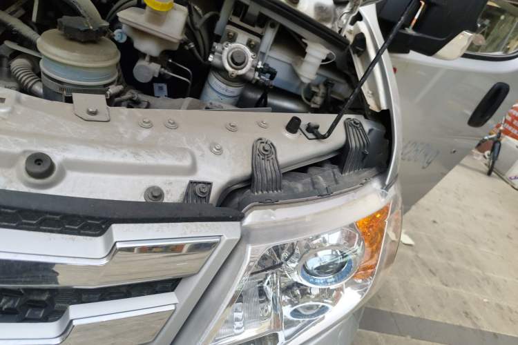 Used Dongfeng Yufeng 2021 2.4T Rear-Drive Van Long Wheelbase High Roof Dual Rear Tires 3-Seater China VI Emission Standard YCY24140-60 Engine Bay Left