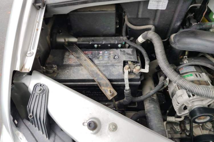 Used Dongfeng Yufeng 2021 2.4T Rear-Drive Logistics Vehicle Short Wheelbase Mid-Roof Design 5–9 Seater China VI Emission Standard Model YCY24140-60 Engine Bay Right