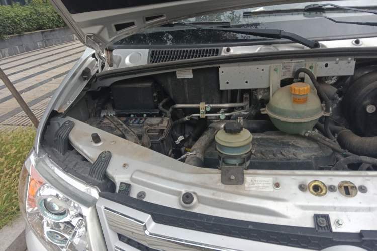 Used Dongfeng Yufeng 2021 2.0T Power King Front-Drive Logistics Vehicle Long Wheelbase Mid-Roof Design 6–9 Seats China VI Emission Standard ZD20 Engine Bay Right
