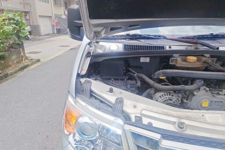 Used Dongfeng Yufeng  Engine Bay Right