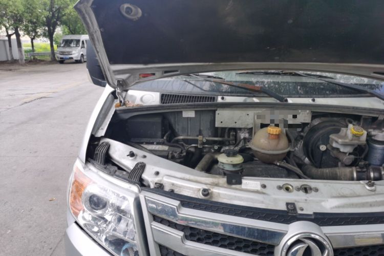 Used Dongfeng Yufeng 2021 2.0T Power King Front-Drive Logistics Vehicle Long Wheelbase Mid-Roof Design 6–9 Seats China VI Emission Standard ZD20 Engine Bay Right