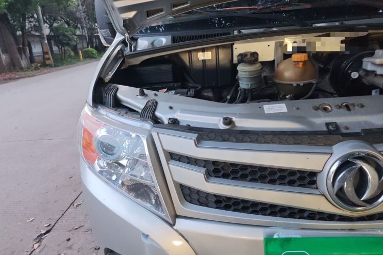 Used Dongfeng Yufeng 2021 2.5T V9 Value-Added Logistics Vehicle Short Wheelbase Mid-Roof Design 5-9 Seater China V Emission Standard ZD25 Engine Bay Right