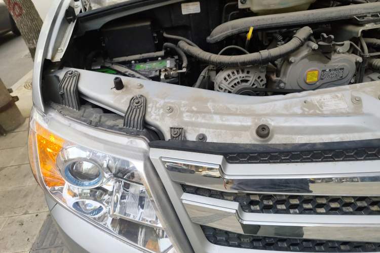 Used Dongfeng Yufeng 2021 2.4T Rear-Drive Van Long Wheelbase High Roof Dual Rear Tires 3-Seater China VI Emission Standard YCY24140-60 Engine Bay Right