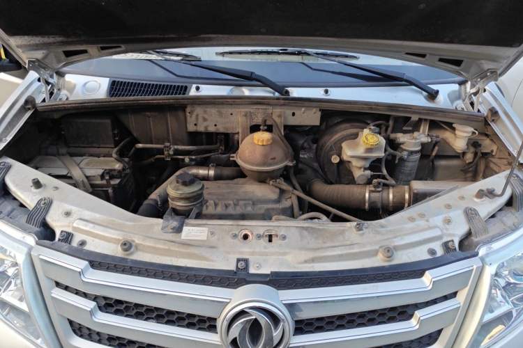 Used Dongfeng Yufeng 2021 2.0T Power King Front-Drive Logistics Vehicle Long Wheelbase High Roof 6-9 Seats China VI ZD20 Engine Bay