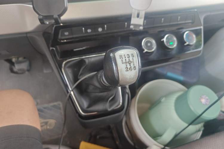 Used Dongfeng Yufeng 2021 2.0T Value Edition Van Long Wheelbase Mid-Roof 3-Seater China VI Standard D20 Gear Lever